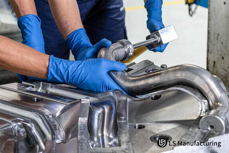 Forming a 304 stainless steel tube into a manifold showcases hydroforming vs stamping services​ for exhaust systems.