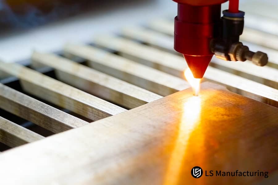 L'incisione laser crea tracce lineari permanenti sul legno massello per la realizzazione di giunzioni su misura per mobili.