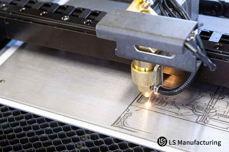 L'incisione laser permette di realizzare bordi precisi dei componenti in acciaio inossidabile per dispositivi di precisione nell'ingegneria.