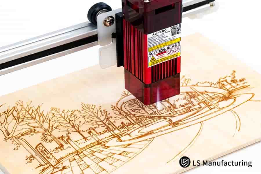 L'incisione laser imprime intricate illustrazioni paesaggistiche sul bambù, creando decorazioni artigianali per la casa.