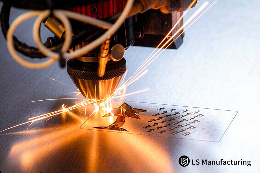 Eine Laserschneidmaschine graviert Sternmuster in 304 Edelstahlblech zur Dekoration elektronischer Geräte.