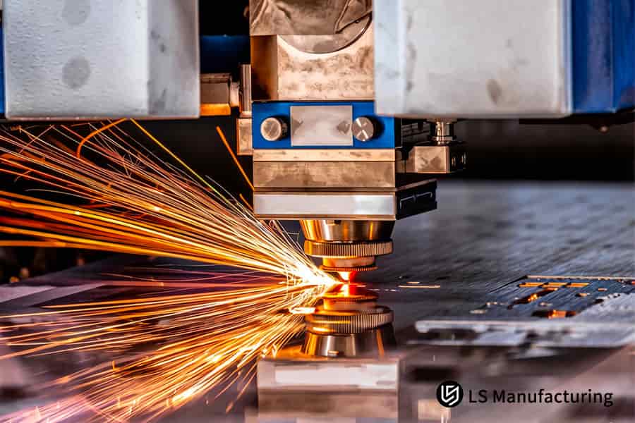 Ein Laserschneidbrenner durchtrennt eine 6 mm dicke Kohlenstoffstahlplatte für die Herstellung von Baumaschinen.