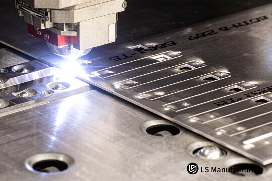 Ein Laserschneidkopf ätzt technische Markierungen auf eine 6061 Aluminiumplatte zur Identifizierung von Automobilbauteilen.